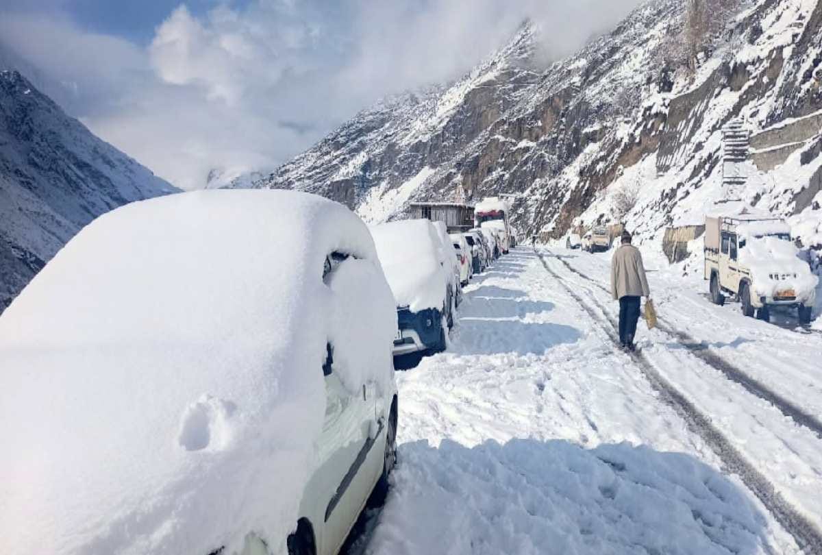 himachal weather update:  heavy snowfall recorded, tourists enjoyed snow, 136 roads blocked