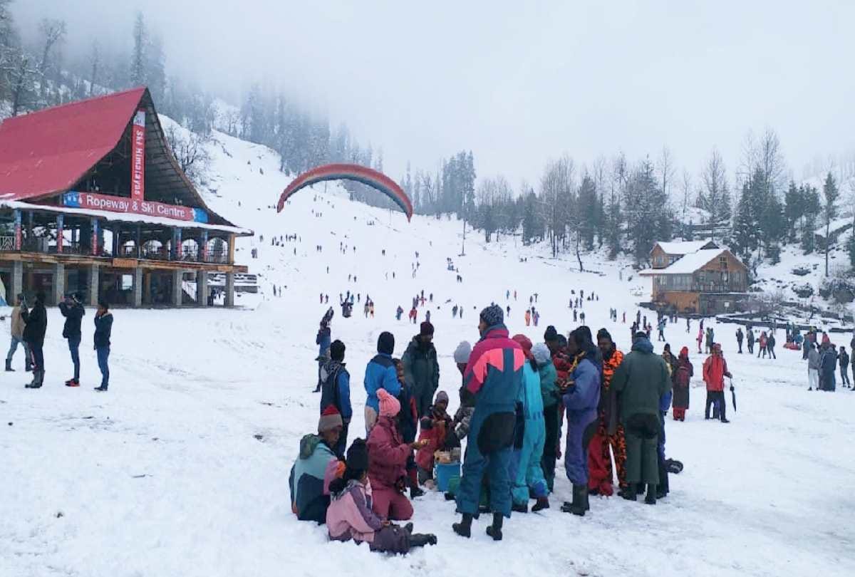 himachal weather update:  heavy snowfall recorded, tourists enjoyed snow, 136 roads blocked