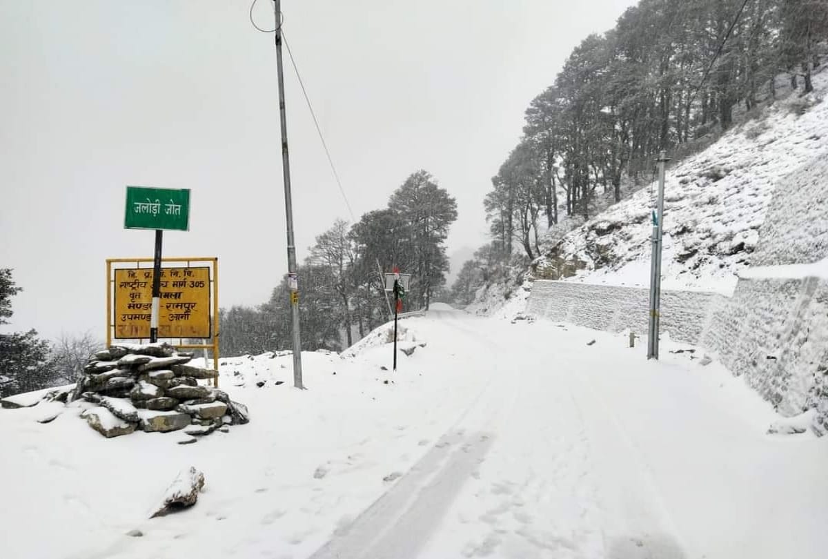 Himachal Pradesh The first snowfall of winter in Palchan, Solangnala and Jalori Pass, also fell in Manali