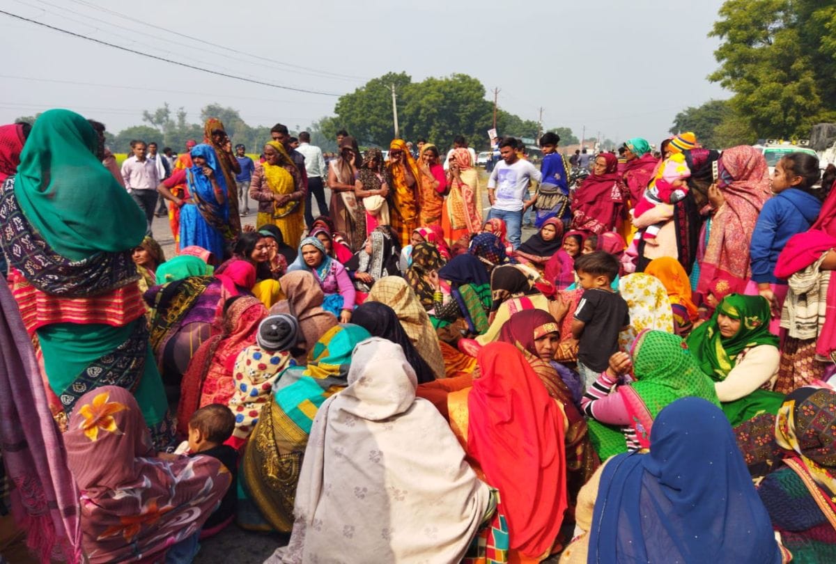 Villagers Protests Dead Body Kept On Road Jam Etah News