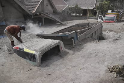 ज्वालामुखी फटने के बाद राखों का गुब्बार