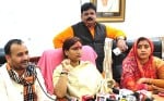 32. सुल्तानपुर में प्रेसवार्ता करतीं सोनम किन्नर।
