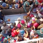 श्रद्धांजलि देने वालों की भीड़ उमड़ पड़ी