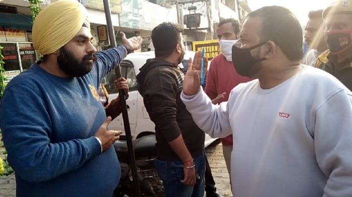 Napa and police baton went on encroachment, shopkeepers protested