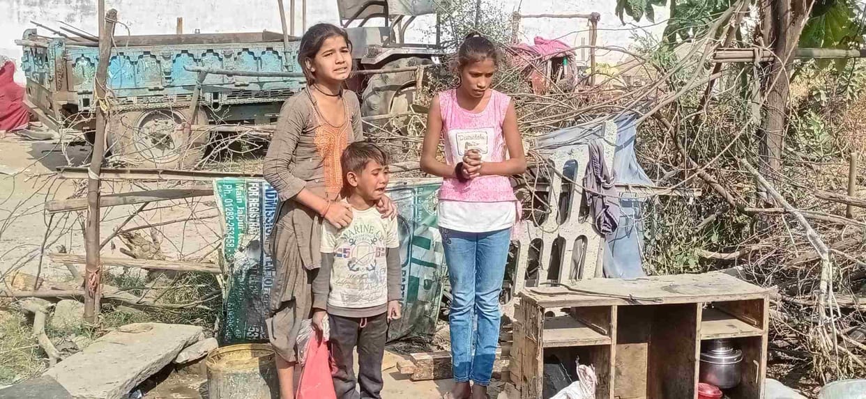 Seeing his house being broken, the person fainted, the children also started crying