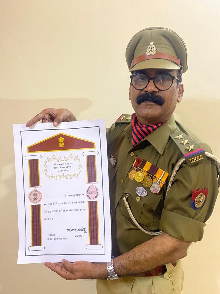 4 including Chief Fire Officer got Fire Service Gallantry Medal