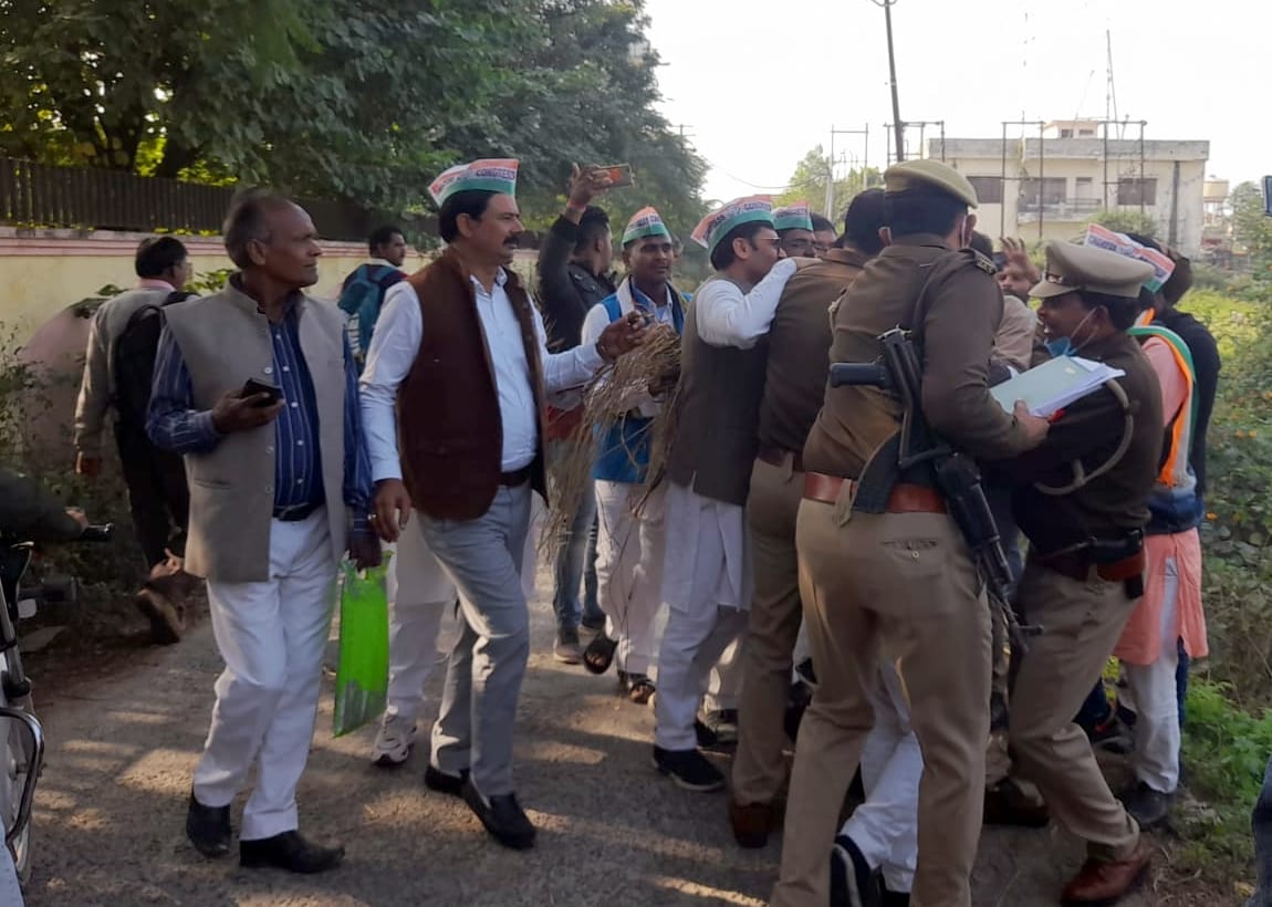 Attempts to burn CM's effigy, tussle between police and Congressmen