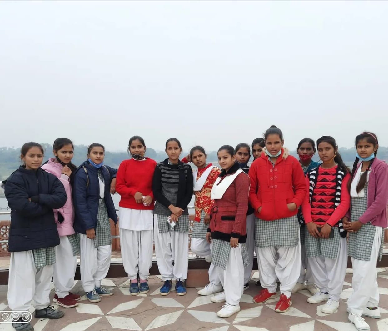 Hathras: A group of girl students left for Agra for the survey of ancient buildings