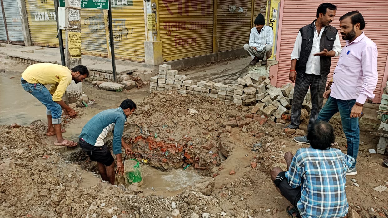 Pipeline burst in Azadnagar locality, water supply of three hundred houses disrupted