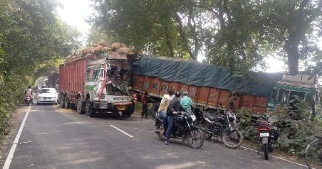 Paddy loaded truck rammed into rice-filled truck in an attempt to save the car, two injured