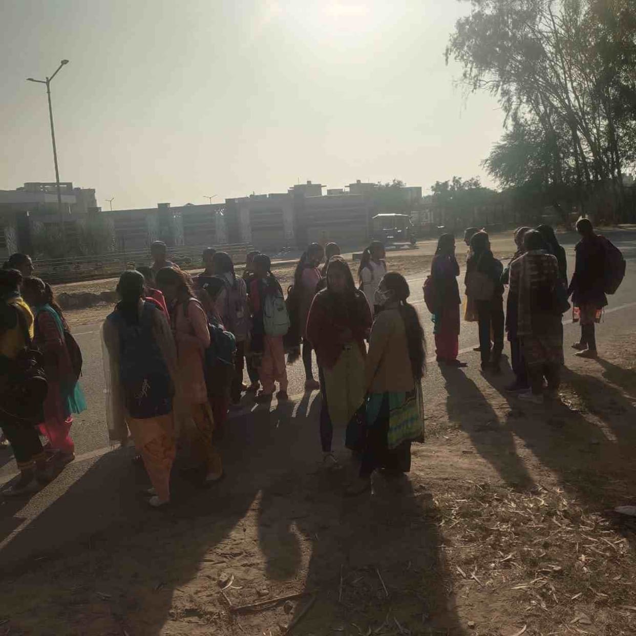 To stop the buses in front of CRAU, the girl students jammed the road.