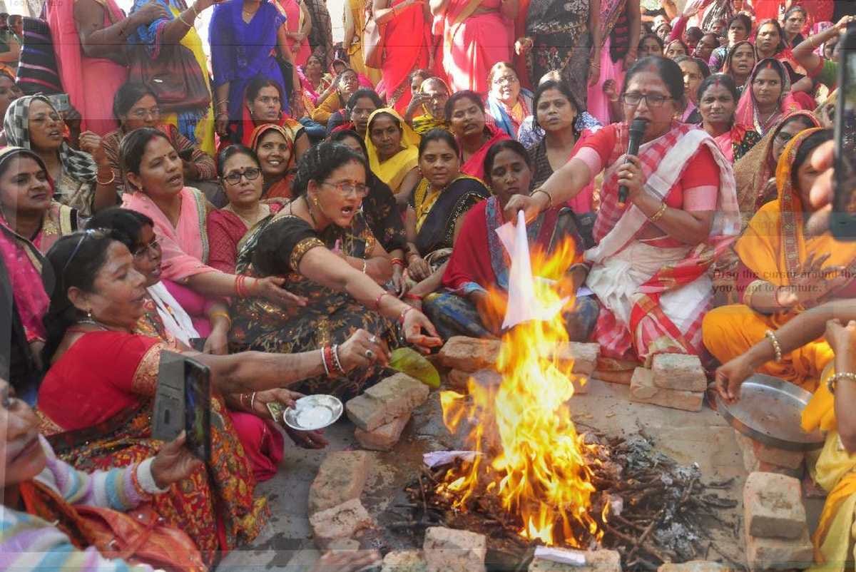 Anganwadi workers performed yagya for purification and intelligence for UP government in jaunpur
