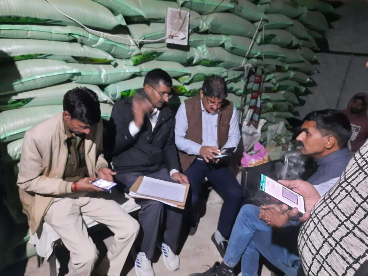 Raid on the fertilizer-seed shop, a bag of Rs 268 was being sold for 330