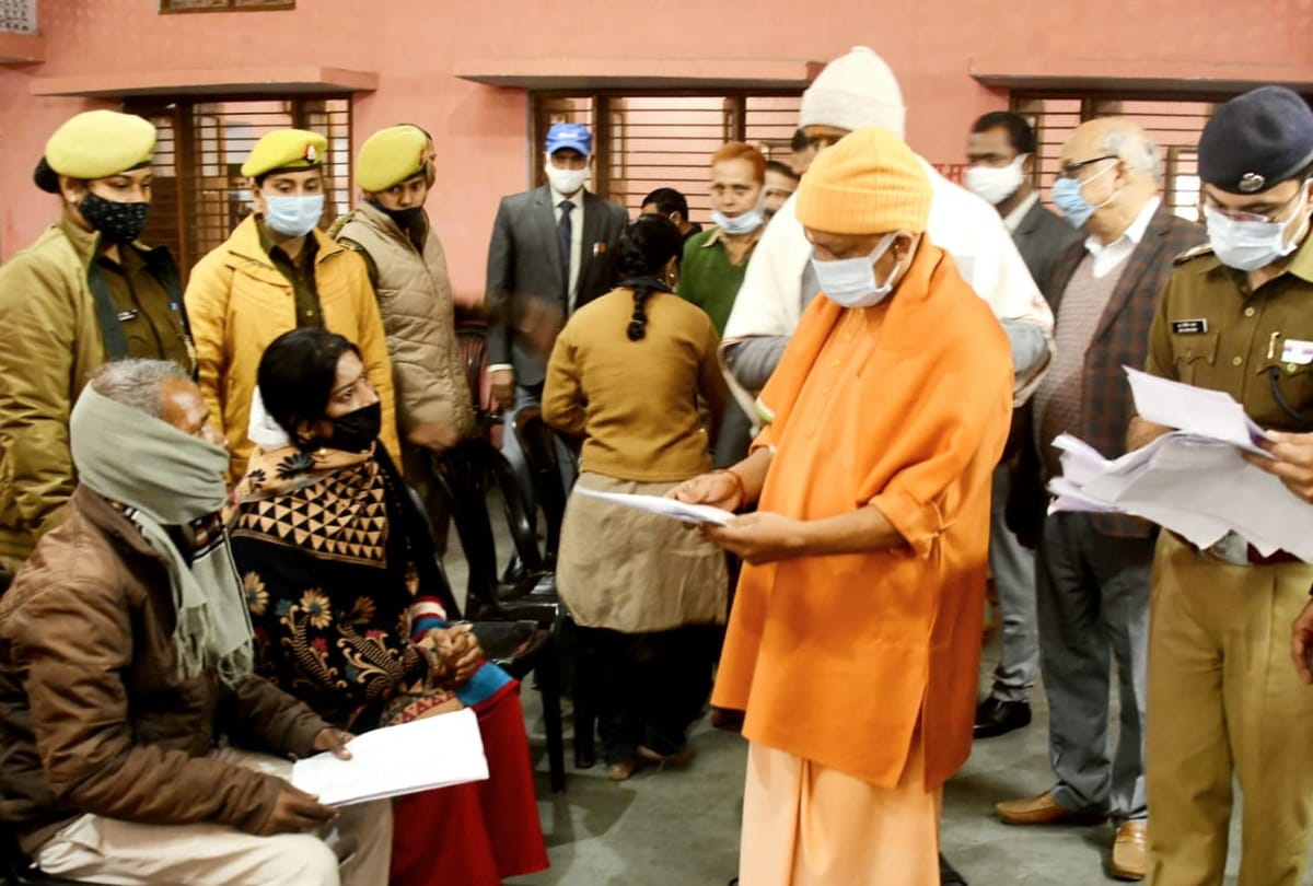 CM Yogi Adityanath listened to complaint in Janata Darbar at gorakhnath temple Gorakhpur