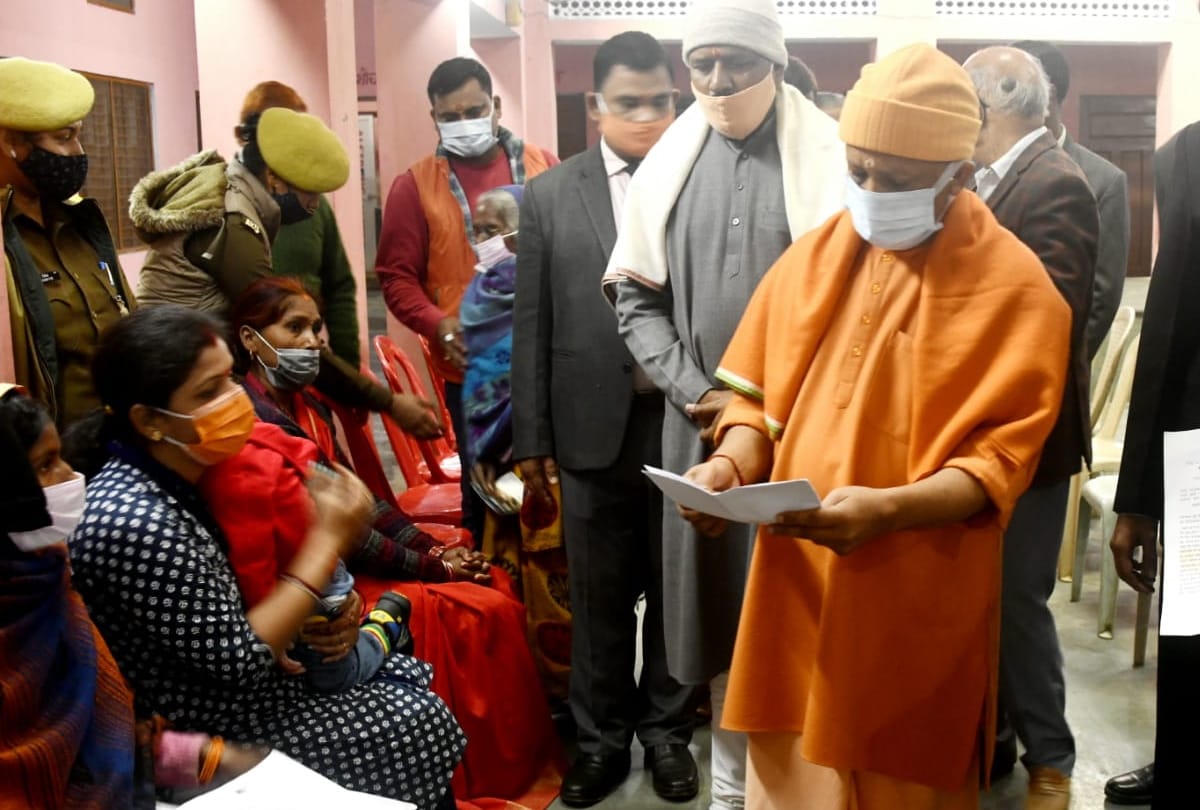 CM Yogi Adityanath listened to complaint in Janata Darbar at gorakhnath temple Gorakhpur
