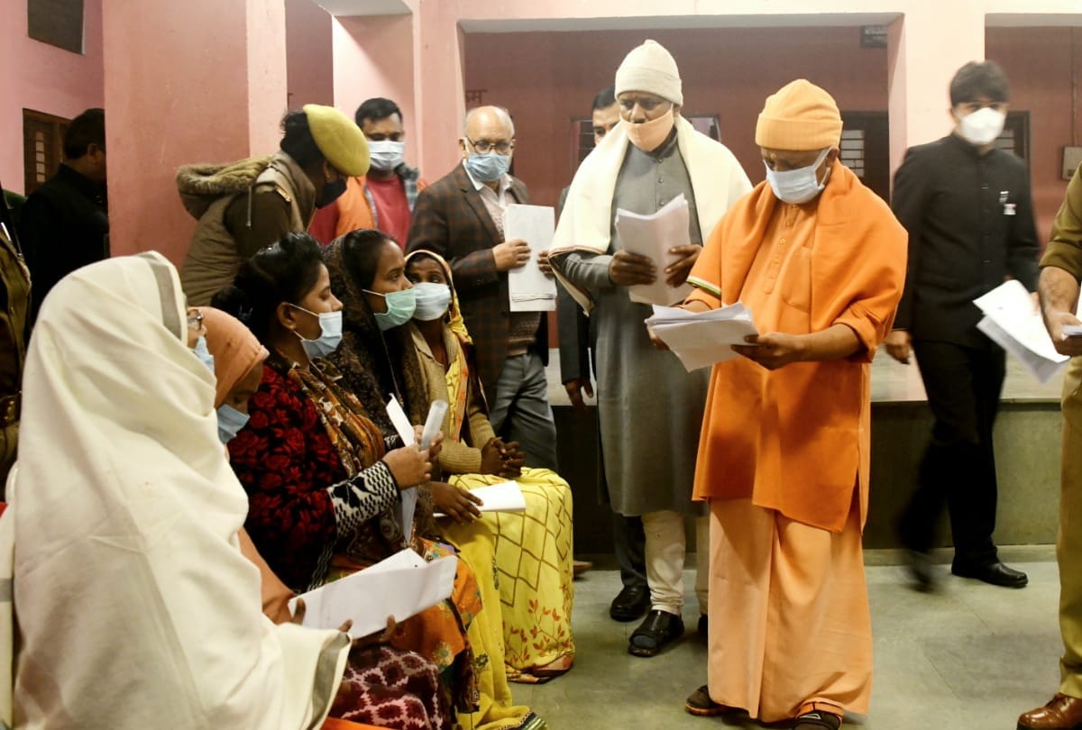 CM Yogi Adityanath listened to complaint in Janata Darbar at gorakhnath temple Gorakhpur