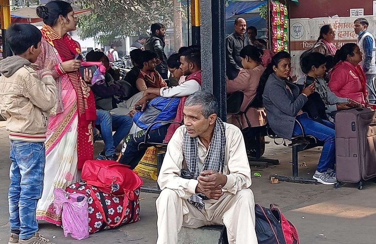 Crisis of Delhi and Lucknow route buses, passengers upset
