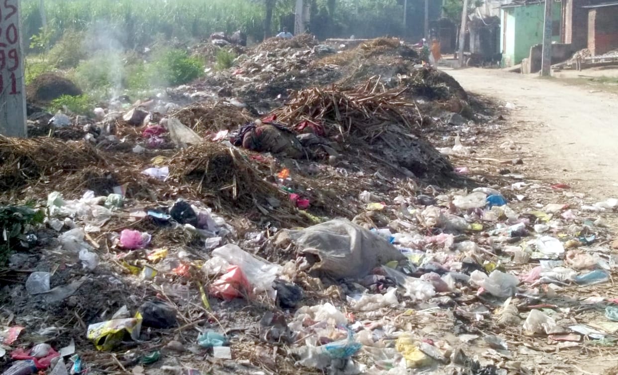 Due to lack of cleanliness, heaps of garbage on the roadside