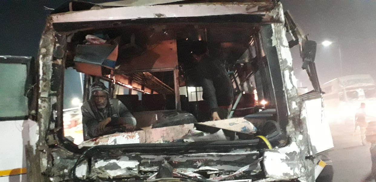 Bus collided with a dumper standing on Mantora Highway overbridge in Raniya of Kanpur countryside, 11 passengers injured