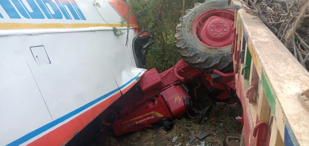 fathepur news,Bus filled with passengers rams into tractor, one killed, three injured