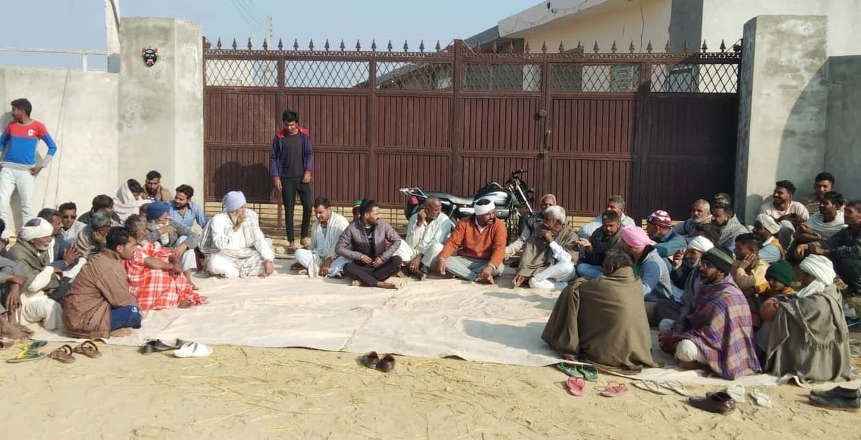 Villagers of Khuiyan Nepalpur staged a protest in front of the poultry farm,
