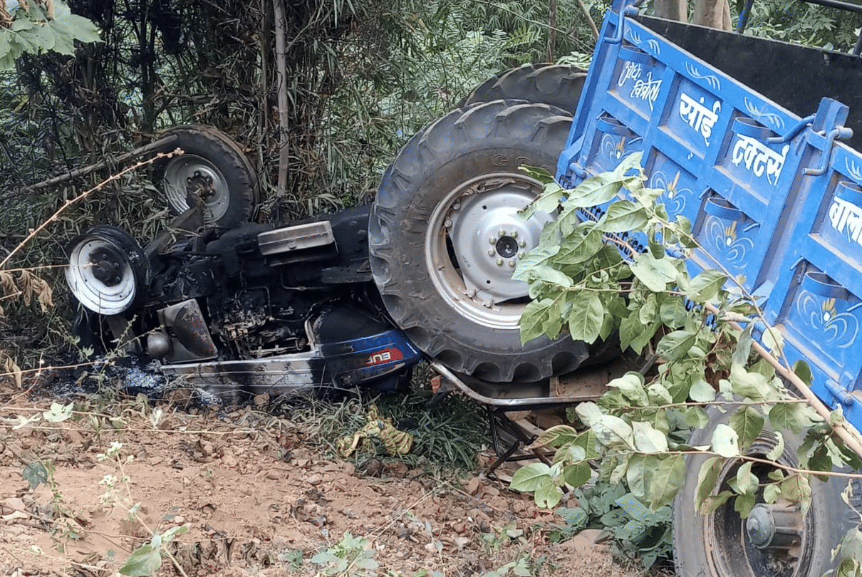 Balaghat: Naxalites again target road construction machinery, burn 2 tractors and mixer machine