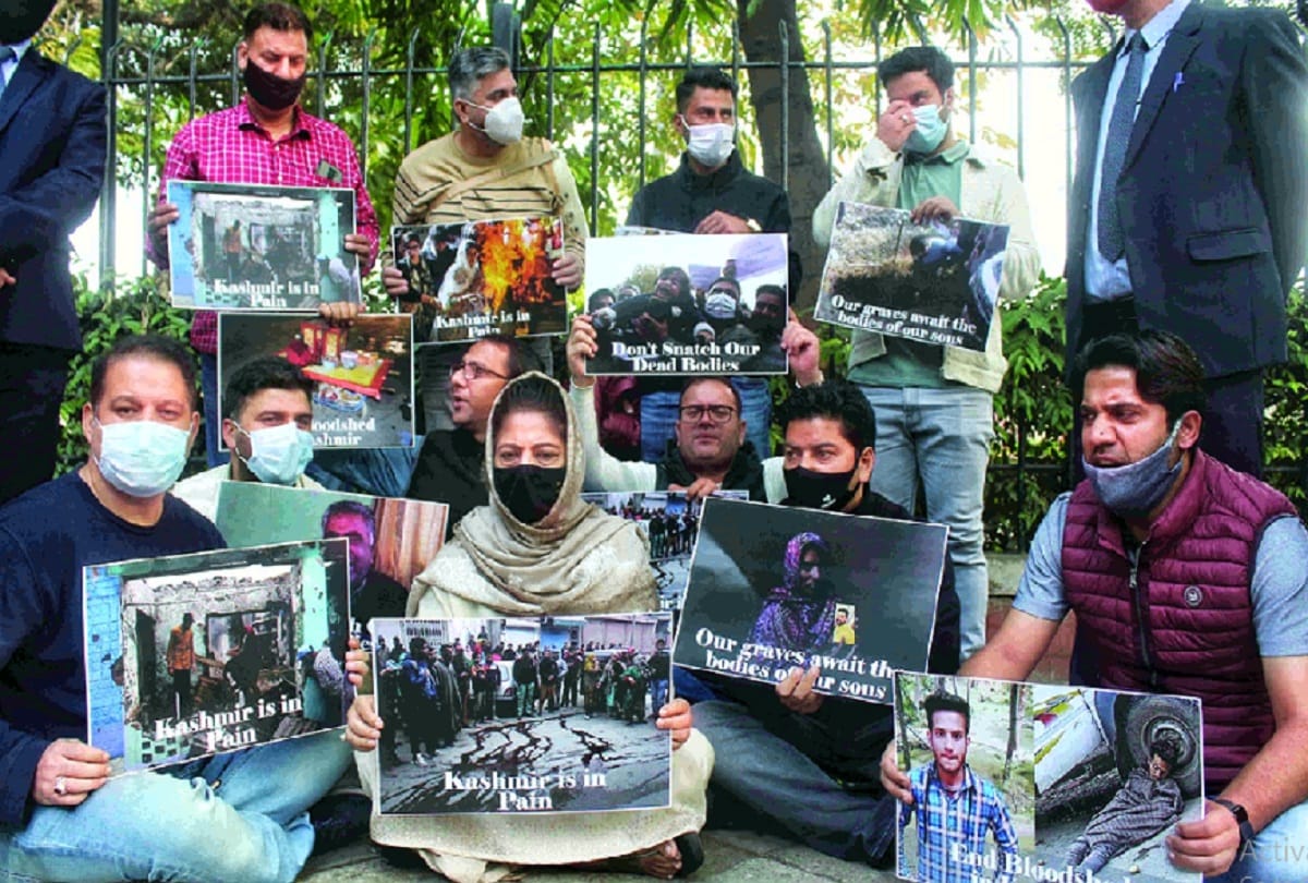 mehbooba mufti said we will not let mahatma gandhi kashmir become nathuram godse kashmir