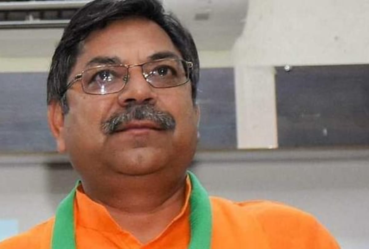 bhartiya janta party rajasthan president dr satish poonia targets on congress, said that bjp is not trying to bring down gehlot governemnt, it will downfall by its own conflicts 