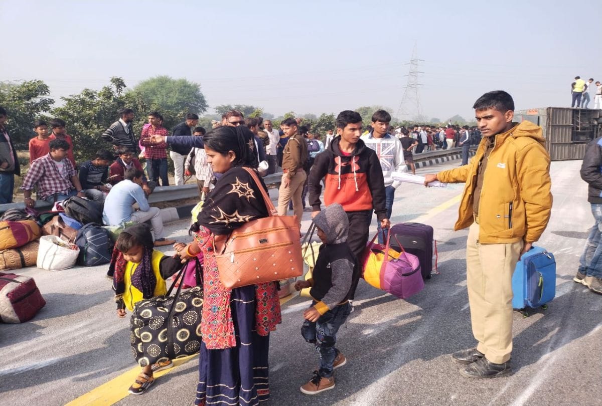 Accident At Agra Lucknow Expressway Bus Overturens Passengers Injured Goes Bihar to Delhi