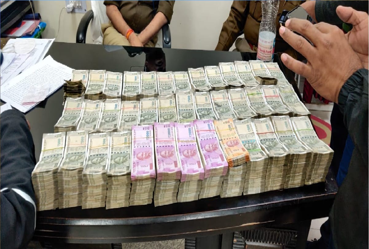 One crore five lakh sixty four thousand rupees cash recovered in two bags from the businessman in jhansi