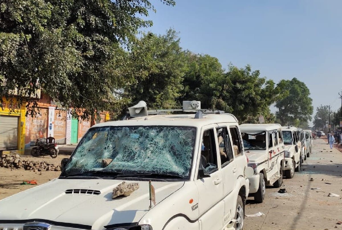 Former Minister And Ex Block Pramukh Supporters Clash In Agra Stone Threw Car Crashed