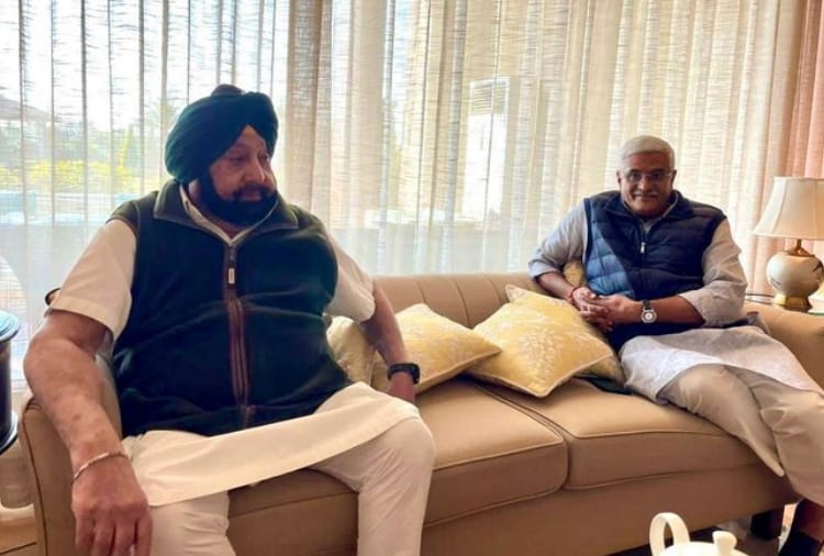 Captain Amarinder Singh had meeting with BJP Punjab incharge Gajendra Singh Shekhawat at Siswan