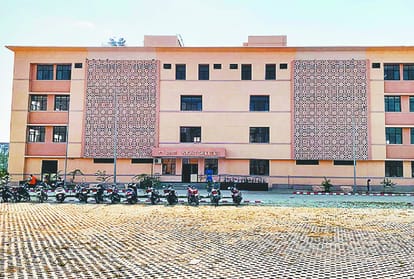 गोरखपुर एम्स में बनाया गया 200 बेड का रैन बसेरा।