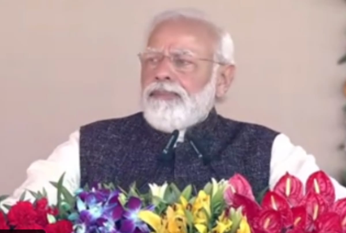 pm narendra modi in gorakhpur gift of 10 thousand crores live news update