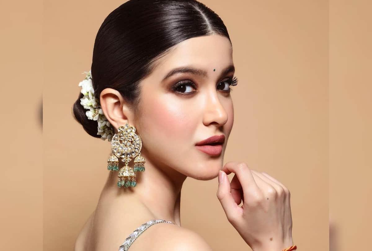 Fashion Tips To Wearing Heavy Earrings match With Indian Western Outfit