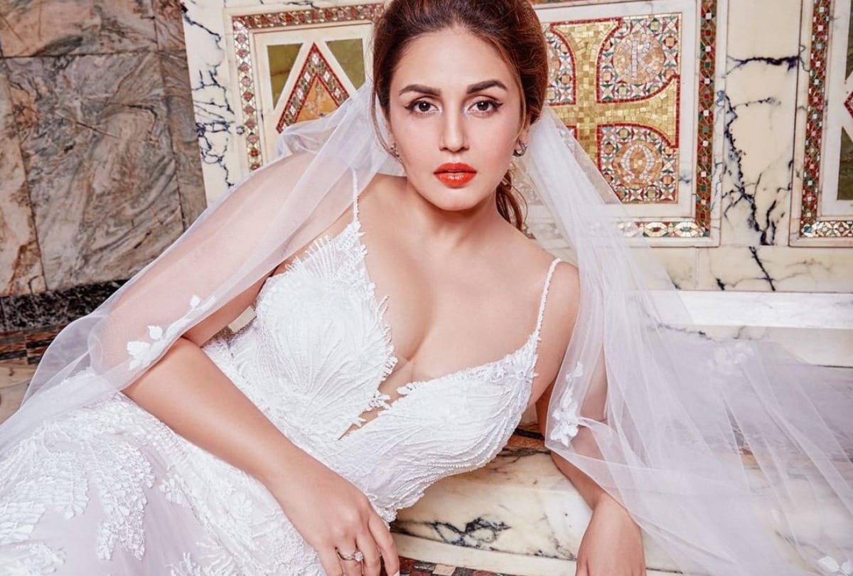 huma qureshi semi traditional look in anarkali gown perfect for bridesmaid