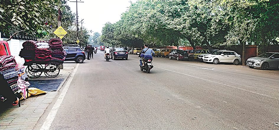 Prepeartion to build road without divider in Gomti Nagar
