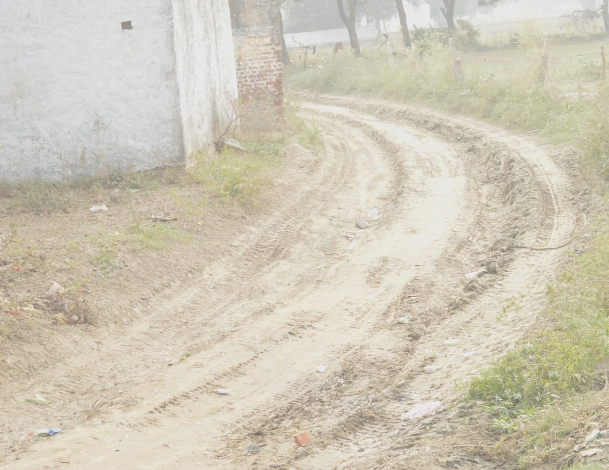 Hathras: Bad road in Meetai village, water pipeline became showpiece