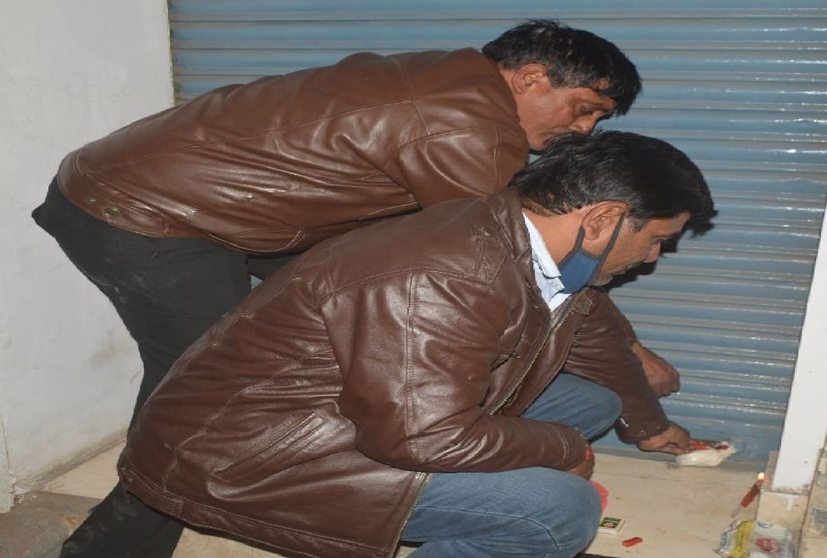 Insurance company office sealed for non-payment of dues of customers in agra