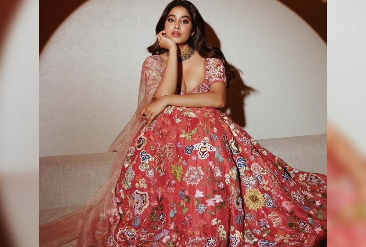 janhvi kapoor styled in black velvet kaftan look stylish