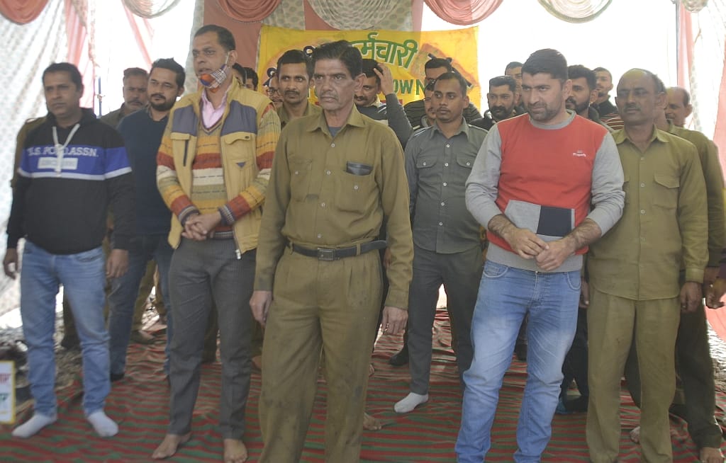 hrtc tecnical workers working under pressur in nahan karamshala