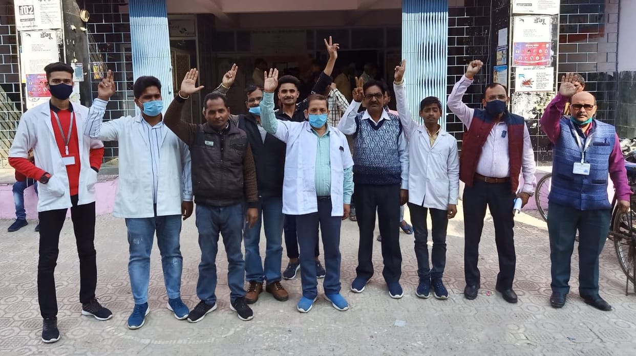 Health workers' protest continues, work done by tying a black band