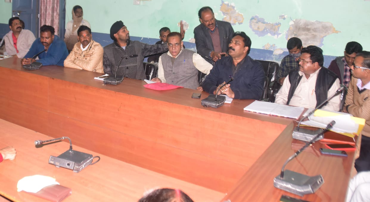 the issue of the dirt of the shaow city i the board meeting of the muncipality