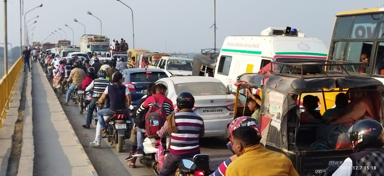 Tractor damaged on Hameed Setu, jammed