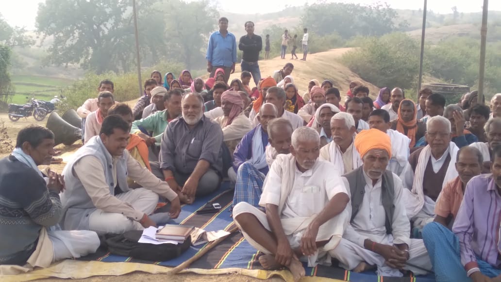 Villagers staged a sit-in, demanding to repair the broken Ghaghiya bandh six years ago