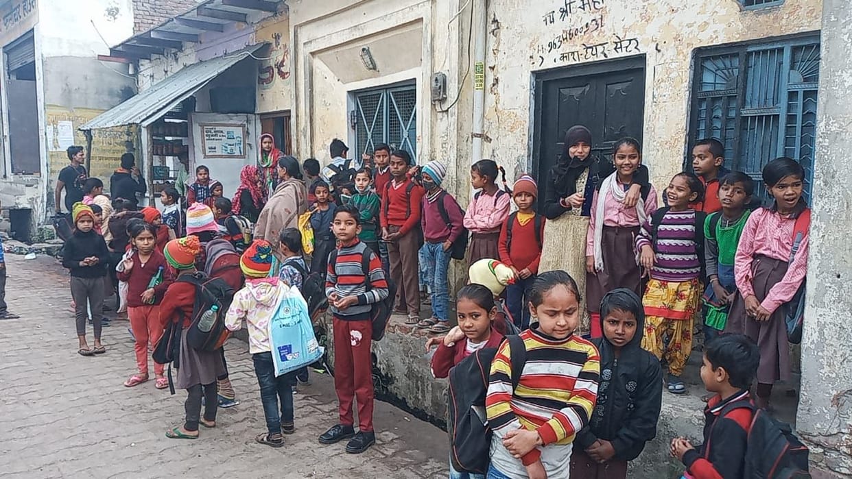 Hathras: Children kept waiting, the lock of the school opened at 09.33