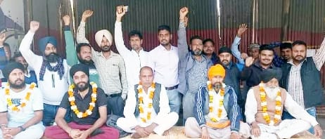 Farmers started hunger strike for payment of dues in Palia