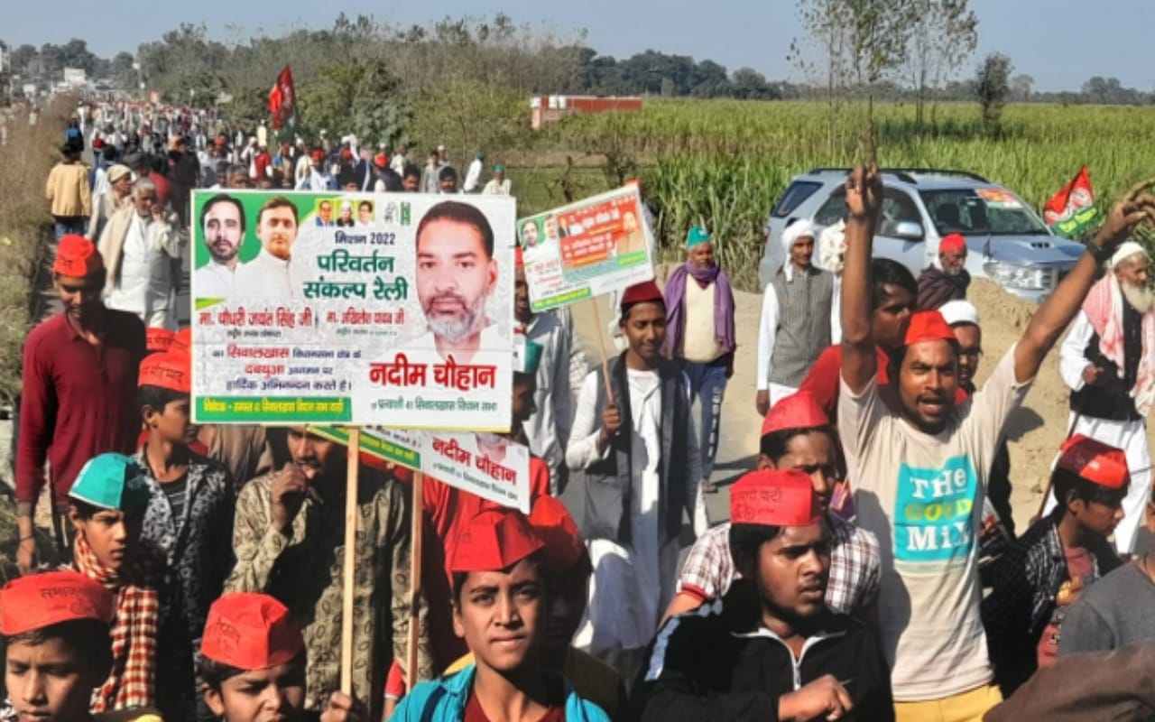 UP Election: Huge crowd gathered in RLD and SP rally, sugarcane tied on stage, cutout of gas cylinders installed