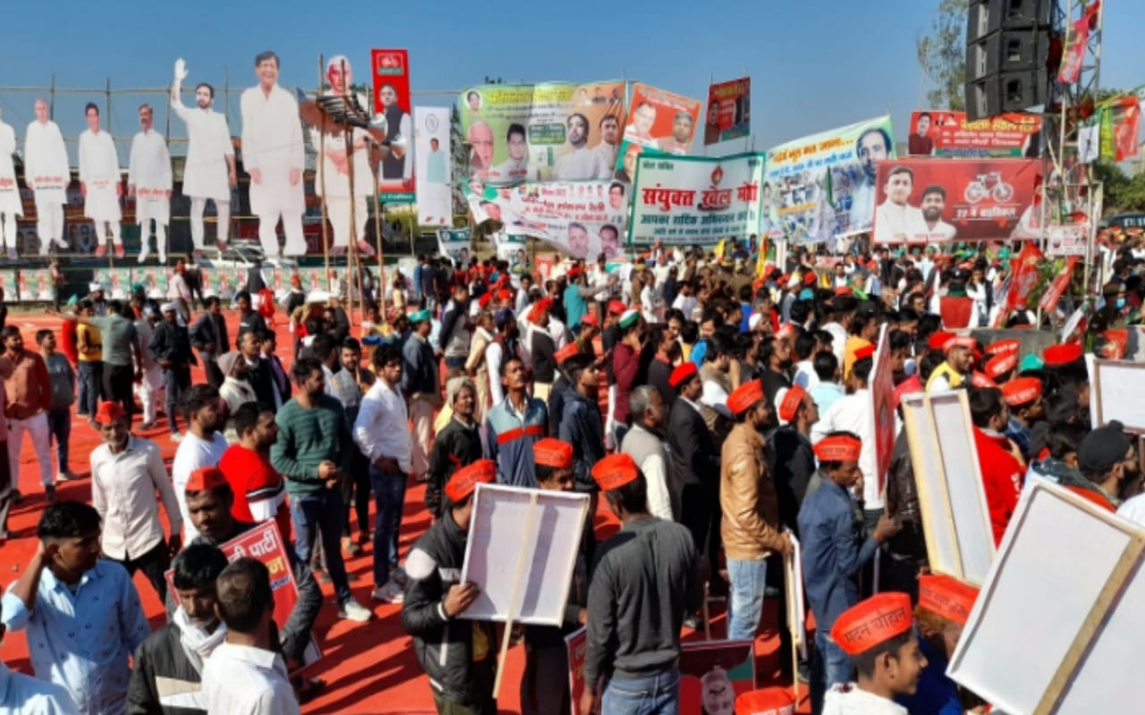 UP Election 2022: crowd gets Uncontrollable at Akhilesh Jayant rally in Meerut, police had to lathi-charge