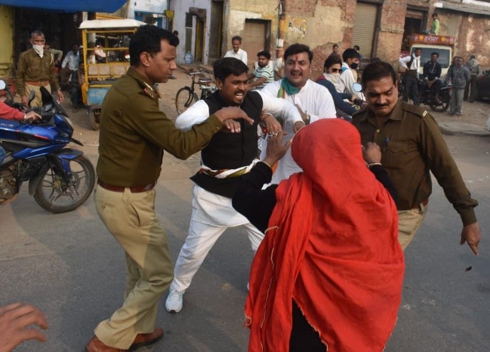 Hathras: Conflict with police of Congressmen, effigy of state government burnt